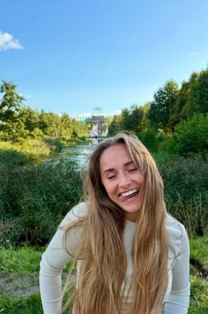 Yana lachend aan een rivier